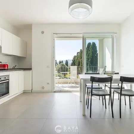 Modern & Bright 2br Retreat With Balcony 카포텔라