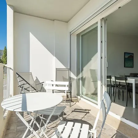 Modern & Bright 2br Retreat With Balcony Daire *