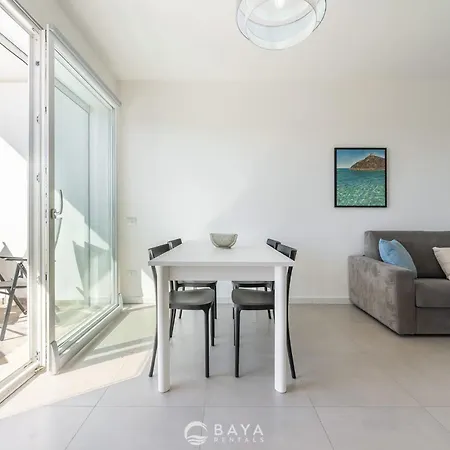 Modern & Bright 2br Retreat With Balcony شقة